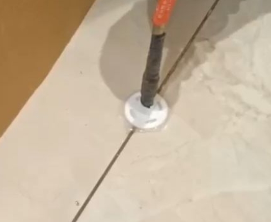 五家渠瓷砖空鼓维修公司专业解答瓷砖在铺贴过程中，如果没有涂抹均匀到位的粘结材料（如水泥砂浆或瓷砖胶），可能会导致以下问题